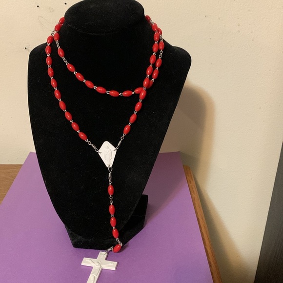 Necklace beaded and crucifix - Picture 5 of 8